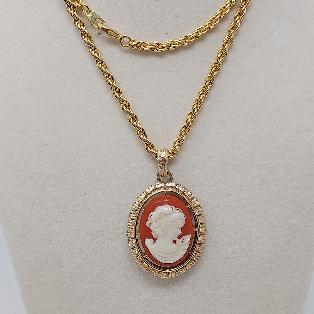 Vintage Avon Cameo Reversible Pendant Necklace Gold Tone 1974